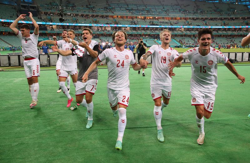 &copy; Reuters. Jugadores de Dinamarca celebran después del partido. Baku Olympic Stadium, Baku, Azerbaijan - July 3, 2021. REUTERS/Tolga Bozoglu