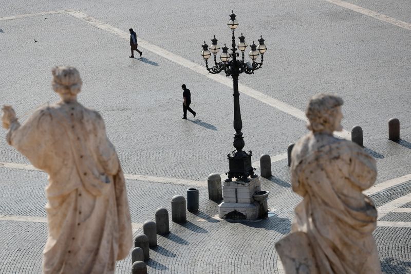 &copy; Reuters. FOTO DE ARCHIVO: Gente camina en la Plaza de San Pedro antes de la audiencia general semanal del Papa Francisco, en medio de la pandemia de COVID-19, en el Vaticano, el 9 de junio de 2021. REUTERS/Remo Casilli