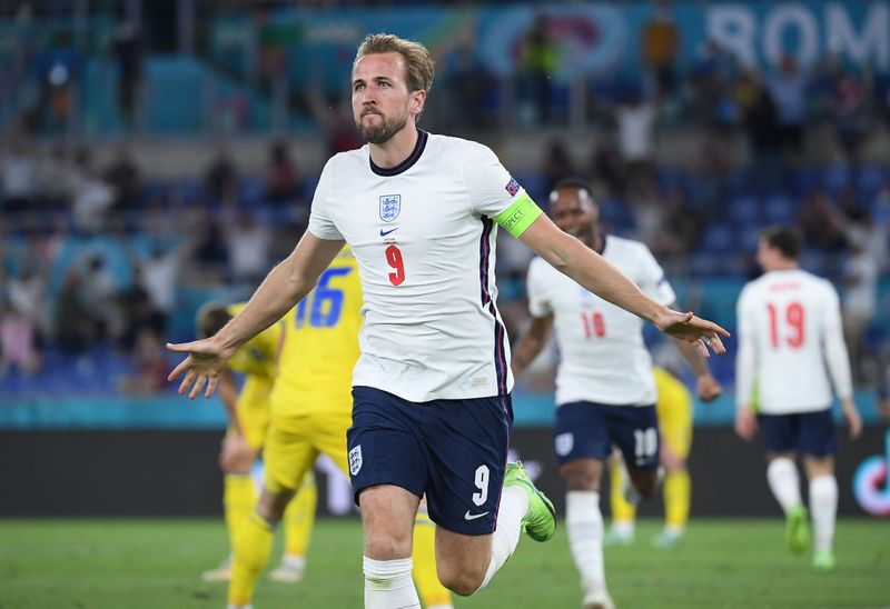 © Reuters. Harry Kane celebra tras anotar el tercer gol de Inglaterra en la victoria sobre Ucrania por los cuartos de final de la Eurocopa. Stadio Olimpico, Rome, Italia. 3 julio.
