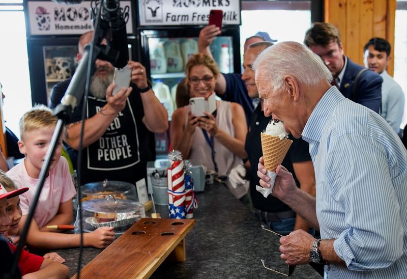 &copy; Reuters. El presidente de Estados Unidos, Joe Biden, come helado en Moomers Homemade Ice Cream, en Traverse City, Michigan, Estados Unidos, 3 de julio de 2021.  REUTERS/Joshua Roberts