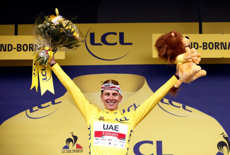 &copy; Reuters. 　世界最高峰の自転車ロードレース、ツール・ド・フランスは３日、オヨナからルグランボルナンまでの第８ステージ（１５０．８キロ）を行い、前回王者タデイ・ポガチャルが総合首位に