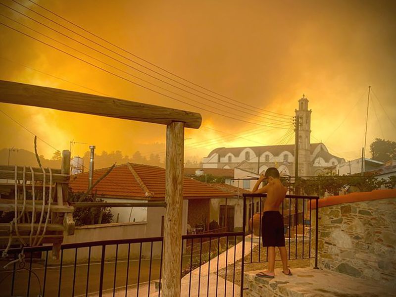 &copy; Reuters. حريق غابات في قبرص يوم السبت. صورة لرويترز يحظر إعادة بيعها أو حفظها في الأرشيف  