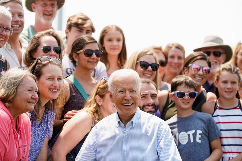 &copy; Reuters. FILE PHOTO: U.S. President Joe Biden poses with supporters after touring King Orchards farm in Central Lake, Michigan, U.S., July 3, 2021.  REUTERS/Joshua Roberts