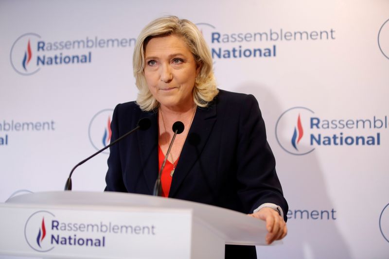 &copy; Reuters. مارين لو بان زعيمة اليمين المتطرف في فرنسا تلقي كلمة بالقرب من باريس يوم 27 يونيو حزيران 2021. تصوير: سارا ميسونيير- رويترز.