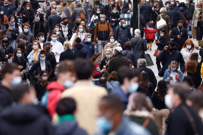 &copy; Reuters. FILE PHOTO: People wearing protective face masks walk in a street of Nantes, amid the coronavirus disease (COVID-19) outbreak, in France, May 26, 2021. REUTERS/Stephane Mahe