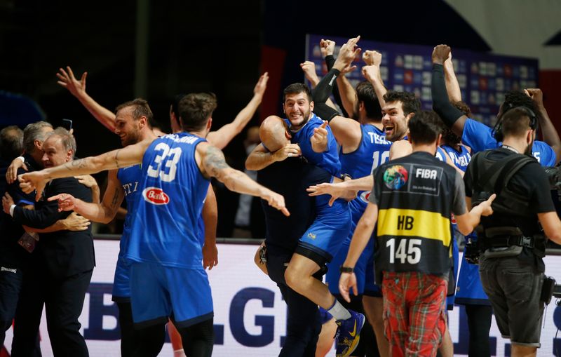 &copy; Reuters. لاعبو فريق إيطاليا لكرة السلة للرجال يحتفلون بعد الفوز على صربيا في بلجراد يوم الأحد. تصوير: نوفاك ديوروفيتش - رويترز.