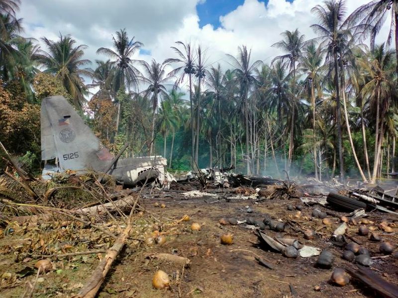 &copy; Reuters. منظر عام لموقع تحطم طائرة النقل العسكري الفلبينية لوكهيد سي-130 في إقليم سولو يوم الأحد. صورة لرويترز من القوات المسلحة الفلبينية. يحظر إعادة 