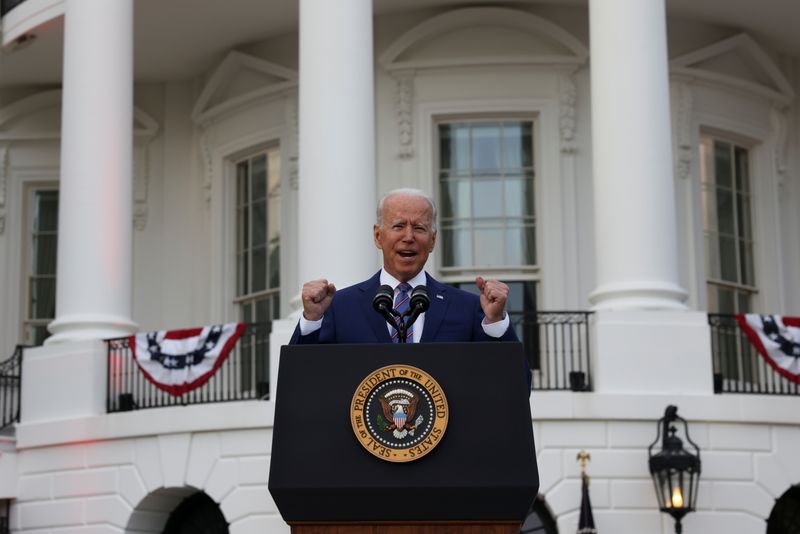 © Reuters. الرئيس الأمريكي جو بايدن يلقي كلمة في البيت الأبيض احتفالا بيوم الاستقلال في واشنطن يوم الأحد. تصوير: إيفلين هوكشتاين - رويترز