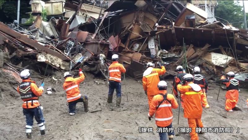 &copy; Reuters. أفراد من فرق الإنقاذ يقومون بعمليات البحث عن مفقودين في مدينة أتامي الساحلية بعدما تسببت الأمطار الغزيرة التي هطلت في مطلع الأسبوع في حدوث 