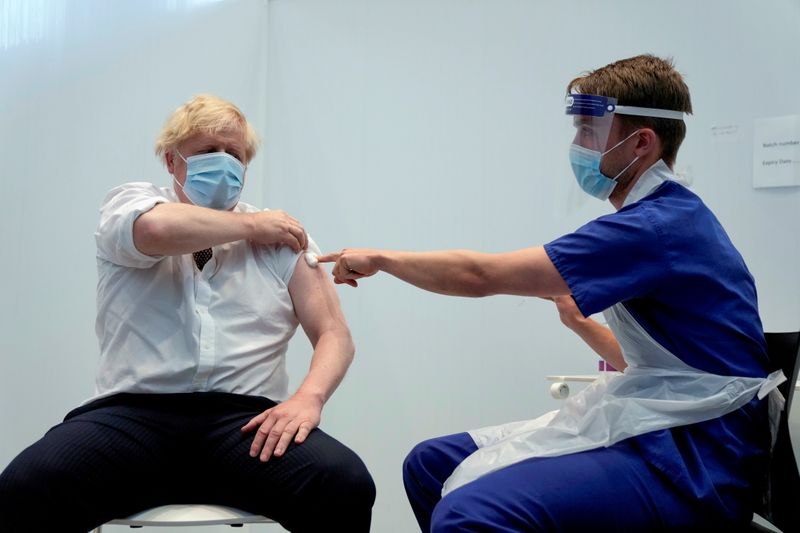 &copy; Reuters. Il primo ministro britannico Boris Johnson riceve la seconda dose del vaccino di  AstraZeneca contro il Covid-19 al Francis Crick Institute di Londra, Gran Bretagna, 3 giugno 2021. Matt Dunham/Pool via REUTERS 