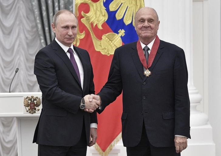 &copy; Reuters. Russian President Vladimir Putin (L) awards Russian actor and film director Vladimir Menshov during a ceremony at the Kremlin in Moscow, Russia, May 24, 2017. Sputnik/Aleksey Nikolskyi/Kremlin via REUTERS ATTENTION EDITORS - THIS IMAGE WAS PROVIDED BY A T