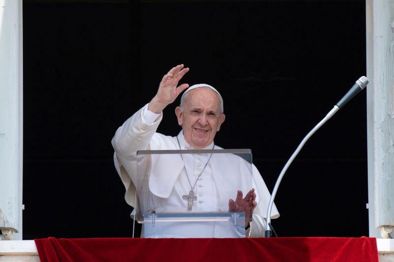 &copy; Reuters. Le pape François est en bonne santé après avoir subi dimanche soir une opération du côlon, a déclaré lundi le Vatican. /Photo prise le 4 juillet 2021/Vatican Media/REUTERS 