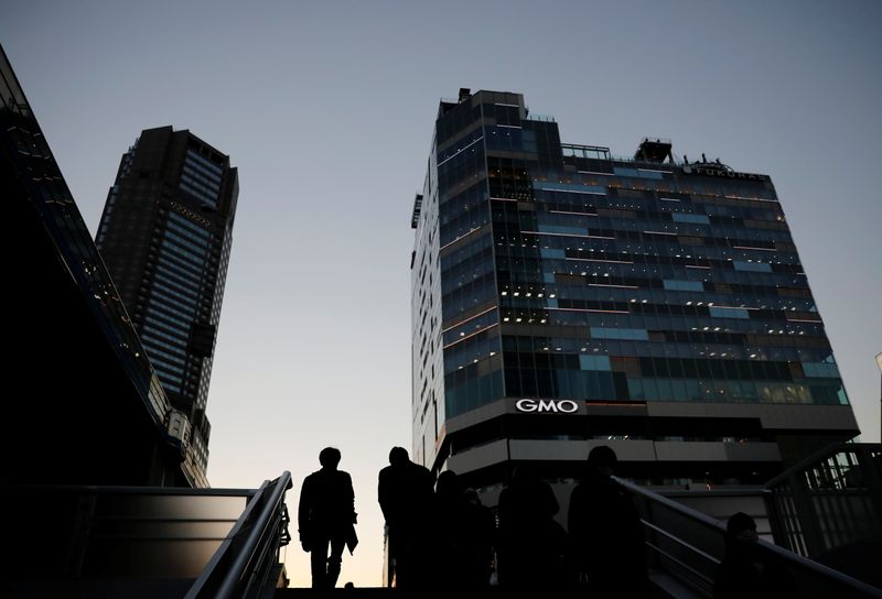 &copy; Reuters. FILE PHOTO: Pedestrians make their way at a business district in Tokyo, Japan, December 7, 2020. REUTERS/Kim Kyung-Hoon