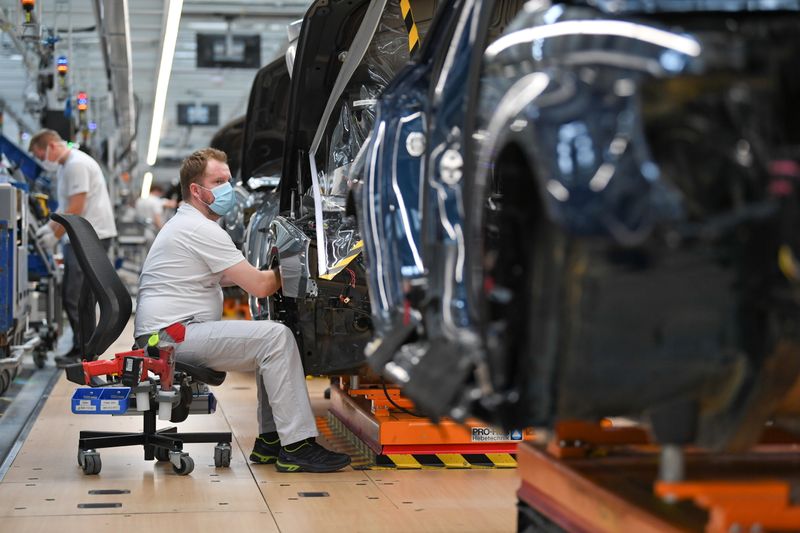 &copy; Reuters. FILE PHOTO: A production line of German car manufacturer Audi, amid the spread of the coronavirus disease (COVID-19) in Ingolstadt, Germany, June 3, 2020. REUTERS/Andreas Gebert/File Photo