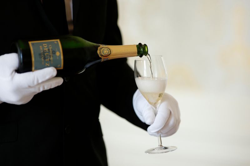 &copy; Reuters. Le Comité interprofessionnel du vin de Champagne s'est insurgé lundi contre une nouvelle loi en Russie qui réserve aux seuls producteurs russes le droit d'afficher uniquement le nom "champagne" sur leurs bouteilles. /Photo d'archives/REUTERS/Benoit Tes