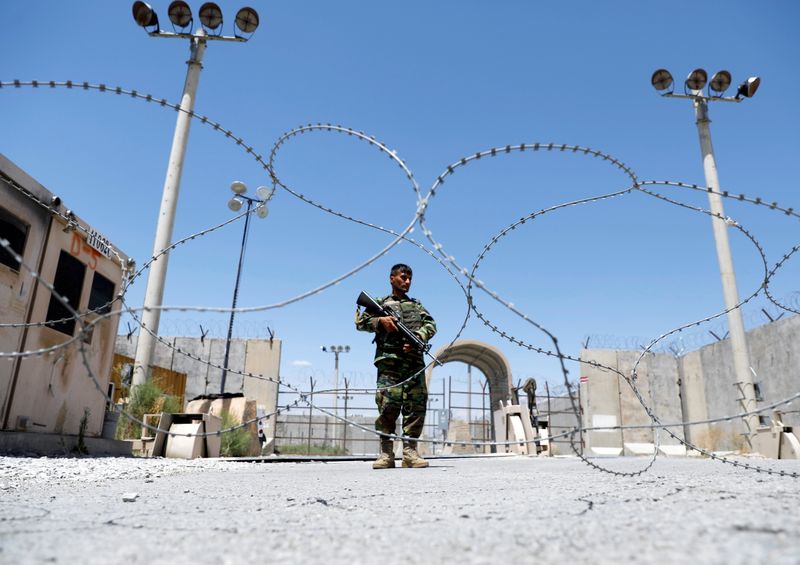 &copy; Reuters. Imagen de archivo de un soldado del Ejército Nacional Afgano vigilando una entrada a la base aérea de Bagram, Afganistán. 2 julio 2021. REUTERS/Mohammad Ismail