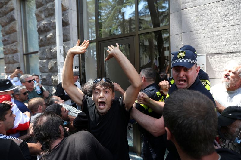 © Reuters. Protesters storm the office of LGBT+ campaigners at a rally against the planned March for Dignity during Pride Week in Tbilisi, Georgia July 5, 2021. REUTERS/Irakli Gedenidze