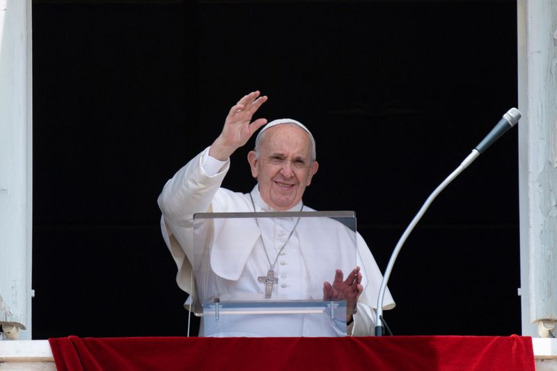 &copy; Reuters. Papa Francisco cumprimenta fiéis no Vaticano, horas antes de ser internado para passar por cirurgia
 4/7/2021 Vatican Media/Handout via REUTERS 