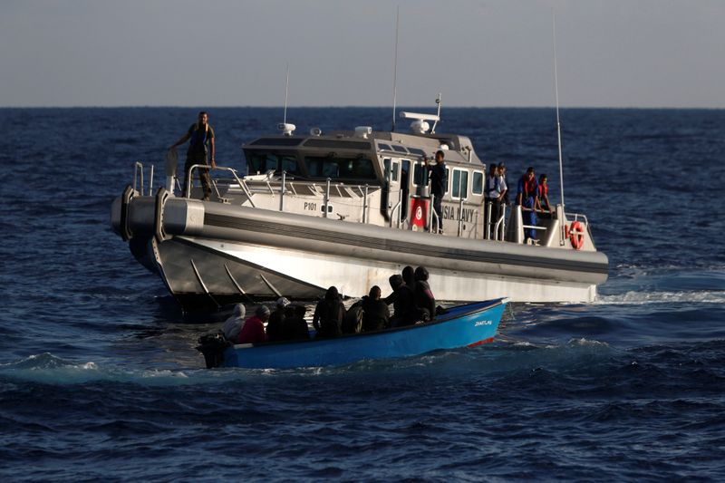 &copy; Reuters. FOTO DE ARVHICO: Un grupo de migrantes en una embarcación de madera en el momento de su rescate por un barco patrulla de la Marina tunecina en aguas internacionales frente a la costa de Libia, el 30 de septiembre de 2017. REUTERS/Darrin Zammit Lupi