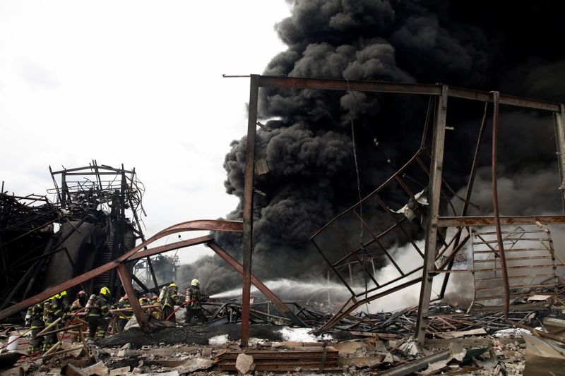 &copy; Reuters. رجال إطفاء يحاولون إخماد حريق في مصنع بعد انفجار يوم الاثنين. تصوير: سو زيا تون - رويترز. 