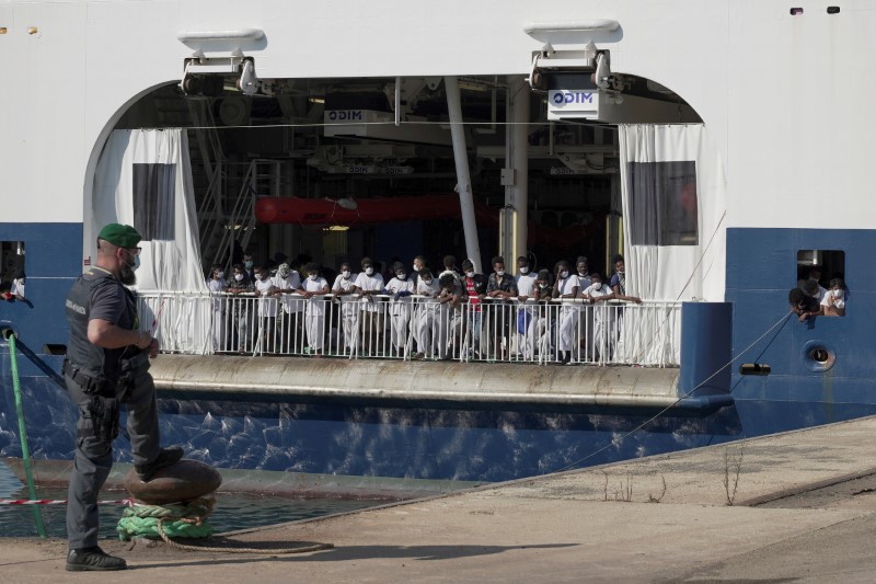 &copy; Reuters. مهاجرون على متن سفينة "جيو بارنتس" التابعة لمنظمة أطباء بلا حدود - صورة من أرشيف رويترز.