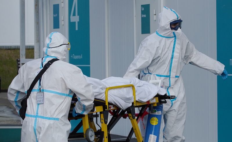 &copy; Reuters. Medical specialists wearing protective gear transport a person on a stretcher outside a hospital for patients infected with the coronavirus disease (COVID-19) on the outskirts of Moscow, Russia July 2, 2021. REUTERS/Tatyana Makeyeva