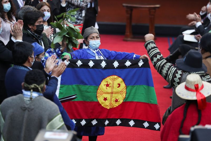 &copy; Reuters. Elisa Loncón segura bandeira durante primeira sessão da Assembleia Constituinte do Chile
04/07/2021 REUTERS/Ivan Alvarado