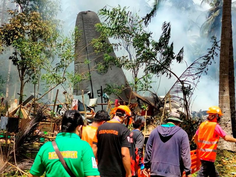 &copy; Reuters. Los socorristas trabajan en el lugar después de que un avión Lockheed C-130 de la Fuerza Aérea de Filipinas que transportaba tropas se estrellara al aterrizar en Patikul, provincia de Sulu, Filipinas, el 4 de julio de 2021. 
Fuerzas Armadas de Filipina