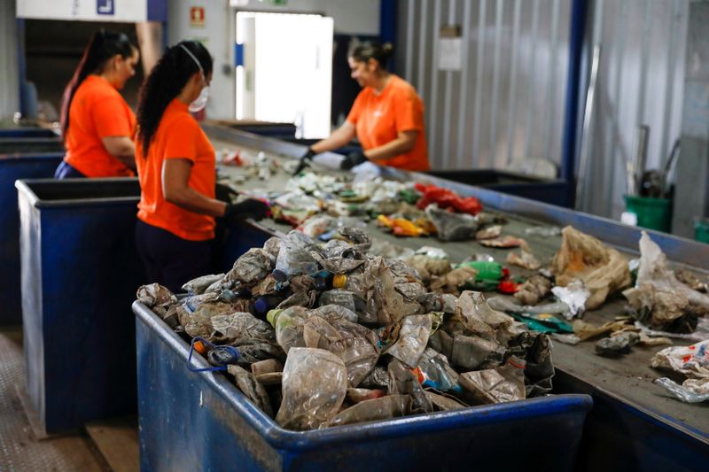 &copy; Reuters. FOTO DE ARCHIVO: Trabajadoras separan diferentes tipos de plástico en la planta de Extruplas en Seixal, Portugal 14 de julio de 2020. REUTERS/Rafael Marchante/File Photo