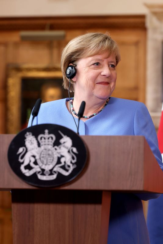 &copy; Reuters. المستشارة الألمانية أنجيلا ميركل في مؤتمر صحفي في بريطانيا يوم الثاني من يوليو تموز 2021. صورة من ممثل لوكالات الأنباء. 