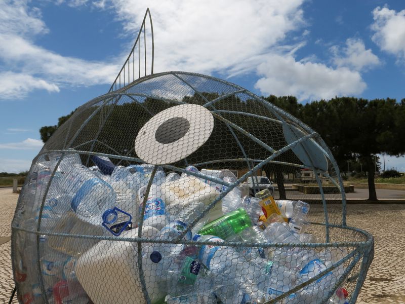 &copy; Reuters. FOTO DE ARCHIVO: Botellas de plástico en el interior de un contenedor con forma de pez en el puerto de Alvor, en el Algarve, al sur de Portugal, el 10 de mayo de 2021. REUTERS/Pascal Rossignol