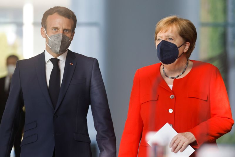 &copy; Reuters. La Cancelliera tedesca  Angela Merkel e il presidente francese Emmanuel Macron durante una conferenza stampa congiunta a Berlino, 18 giugno 2021. REUTERS/Axel Schmidt/Pool
