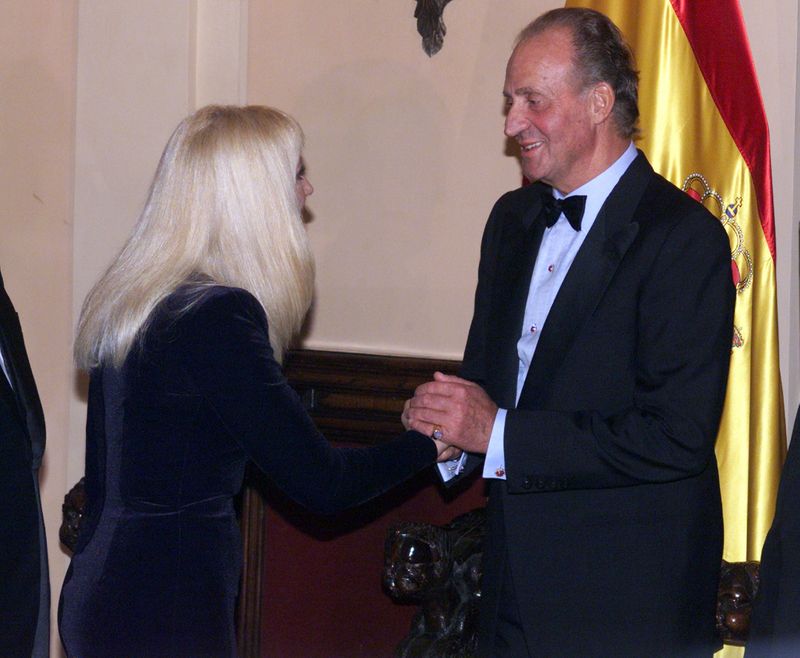 &copy; Reuters. FOTO DE ARCHIVO. El rey español Juan Carlos I saluda a la cantante y presentadora de televisión Raffaella Carrà, en Roma, Italia. 29 de septiembre de 1998. REUTERS/Paul Hanna