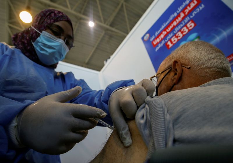 &copy; Reuters. رجل يحصل على تطعيم ضد كوفيد-19 في القاهرة يوم الثاني من يونيو حزيران 2021. تصوير: عمرو عبد الله دلش - رويترز. 