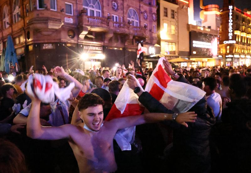&copy; Reuters. Torcedores ingleses celebram vitória da Inglaterra sobre a Ucrânia em partida pela Eurocopa em Londres, Reino Unido
03/06/2021 REUTERS/Henry Nicholls