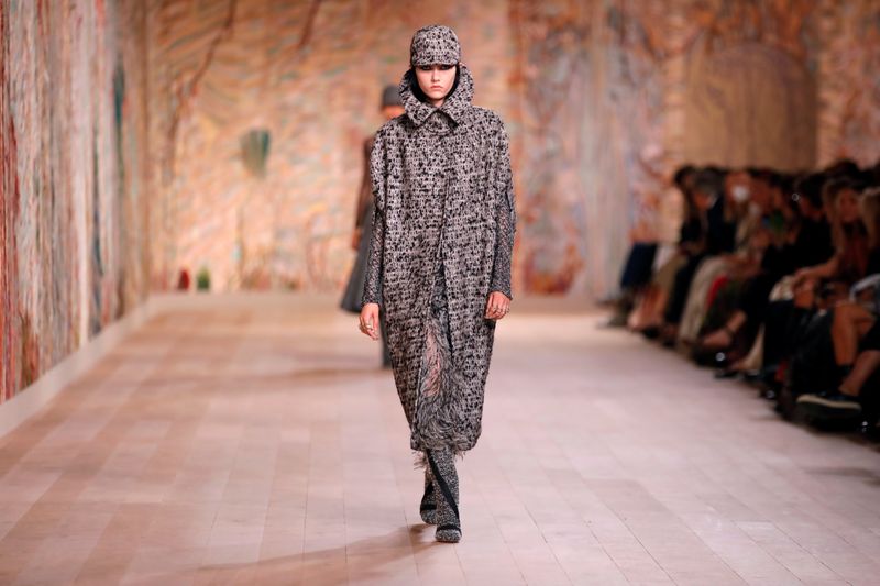 &copy; Reuters. La maison Christian Dior a inauguré lundi la semaine de la mode parisienne en dévoilant sa collection haute couture automne-hiver 2021-2022 avec un défilé en ligne mais également physique, renouant ainsi avec l'esprit glamour d'avant la pandémie. /P