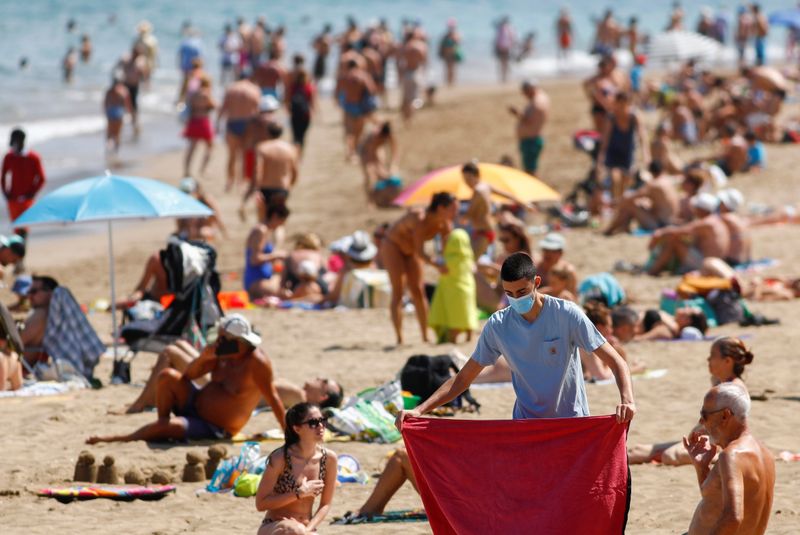 &copy; Reuters. Praia em Las Canteras, em Las Palmas de Gran Canaria
31/5/2020 REUTERS/Borja Suarez