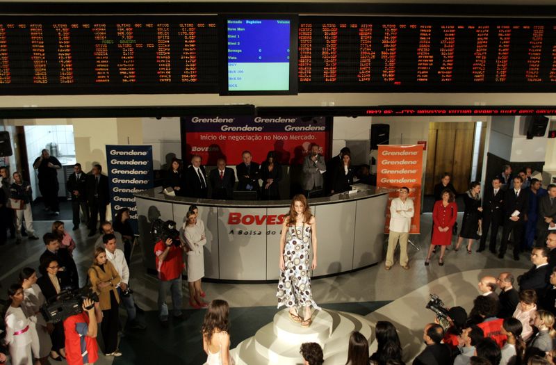 © Reuters. Evento da Grendene na bolsa de valores de São Paulo 
29/10/2004
REUTERS/Paulo Whitaker