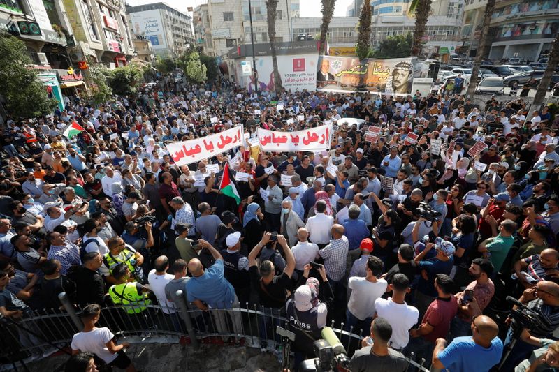 &copy; Reuters. متظاهرون فلسطينيون يشاركون في احتجاج ضد السلطة الفلسطينية في رام الله يوم 3 يوليو تموز 2021. تصوير: محمد تركمان - رويترز.