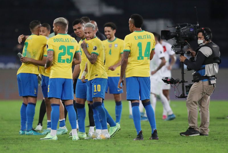&copy; Reuters. لاعبو فريق البرازيل يحتفلون بالفوز على بيرو في الدور قبل النهائي لبطولة كأس كوبا أمريكا لكرة القدم يوم الاثنين. تصوير: أماندا بيروبيلي - روي