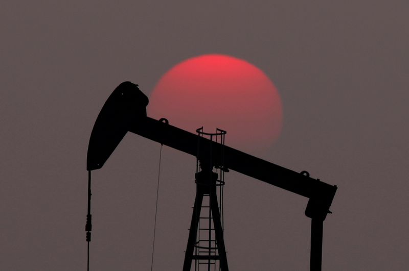 &copy; Reuters. The sun sets behind an oil pump outside Saint-Fiacre, near Paris, France March 28, 2019. REUTERS/Christian Hartmann/File Photo