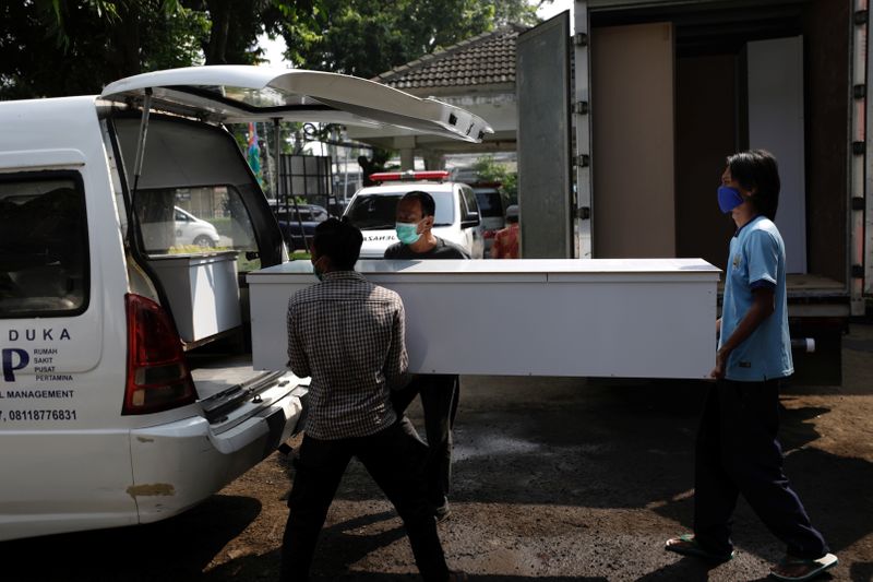 &copy; Reuters. 　７月５日　インドネシア政府は５日、新型コロナウイルスの感染急増に対応するため医療支出を拡大し、軽症患者などに遠隔診療サービスを提供すると発表した。写真は車に運び込まれる