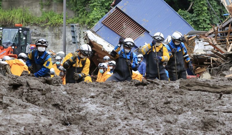 &copy; Reuters. منقذون يبحثون عن ناجين في اليابان بعد انهيارات أرضية بإحدى ضواحي مدينة أتامي يوم الاثنين. صورة لوكالة كيودو اليابانية حصلت عليها رويترز من 