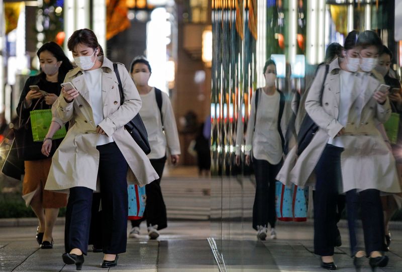 &copy; Reuters. Passersby wearing protective masks walk on the street amid the coronavirus disease (COVID-19) outbreak in Tokyo, Japan, April 22, 2021.  REUTERS/Androniki Christodoulou/Files
