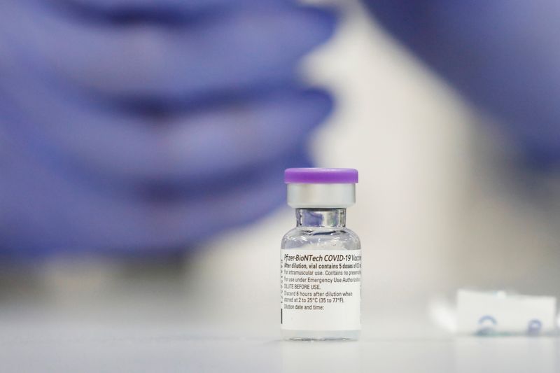 &copy; Reuters. FOTO DE ARCHIVO: Un vial de la vacuna de Pfizer contra la COVID-19 en el centro médico Sheba de Ramat Gan, Israel, el 19 de diciembre de 2020. REUTERS/Amir Cohen