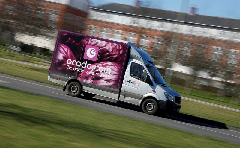 &copy; Reuters. Una furgoneta de reparto de Ocado es vista en Hatfield, Reino Unido, el 26 de febrero de 2021. REUTERS/Matthew Childs