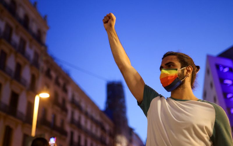 &copy; Reuters. Un manifestante gesticula durante una protesta por la muerte de Samuel Luiz, en Barcelona, España 5 de julio de 2021. REUTERS/Nacho Doce
