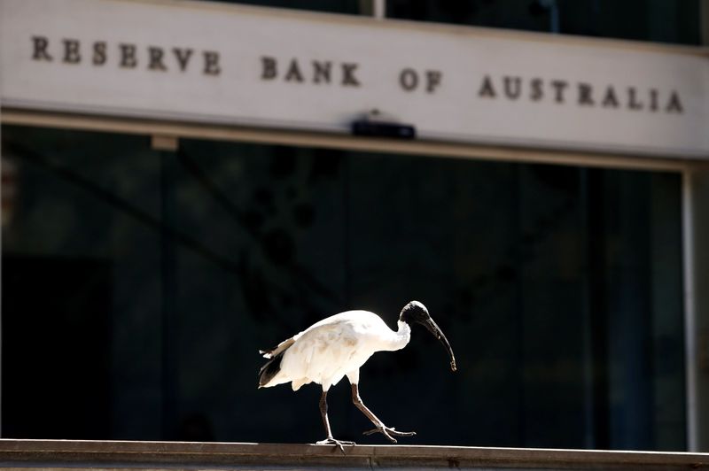 &copy; Reuters. An ibis bird perches next to the Reserve Bank of Australia headquarters in central Sydney, Australia February 6, 2018. REUTERS/Daniel Munoz/Files