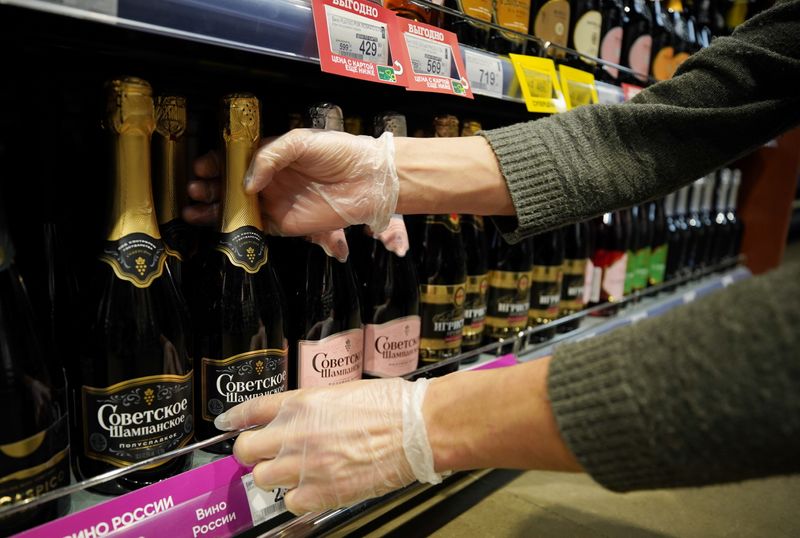 &copy; Reuters. An employee arranges bottles of Russian sparkling wine at a supermarket in Moscow, Russia July 5, 2021. REUTERS/Tatyana Makeyeva
