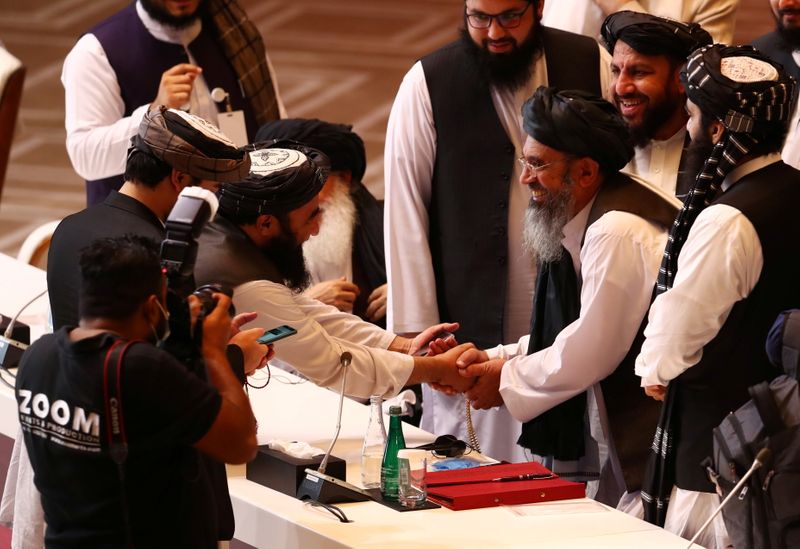 &copy; Reuters. FOTO DE ARCHIVO: Delegados talibanes se dan la mano durante las conversaciones entre el Gobierno afgano y los talibanes en Doha, Qatar 12 de septiembre de 2020. REUTERS/Ibraheem al Omari